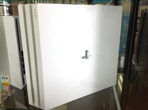 PlayStation 4 Pro グレイシャー・ホワイト 1TB (CUH-7000BB02)、買取いたしました。
